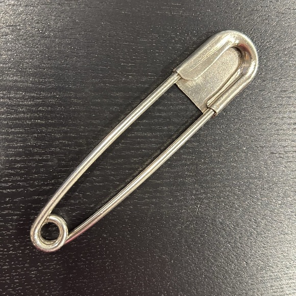 In-N-Out Apron Giant Safety Pin - 25 Year Anniversary - Picture 4 of 5